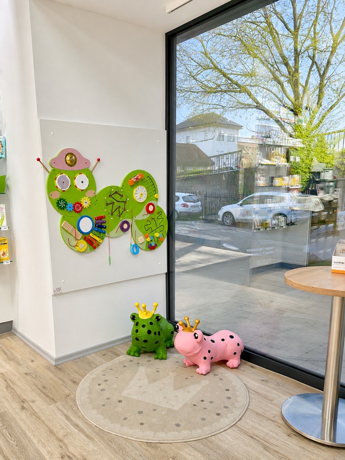 KI-bearbeitete Darstellung der Spielecke für Kinder in der Schloss-Apotheke Eislingen